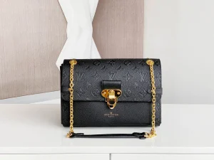 Louis Vuitton Size: 25.0 x 17.0 x 9.5 cm