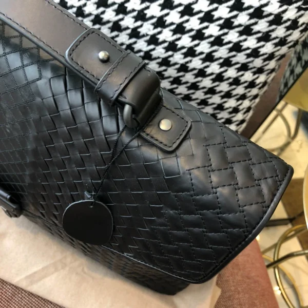 BV Briefcase Size: 40cm Black
