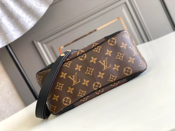 Louis Vuitton Size: 29 x 16 x 9.5 cm