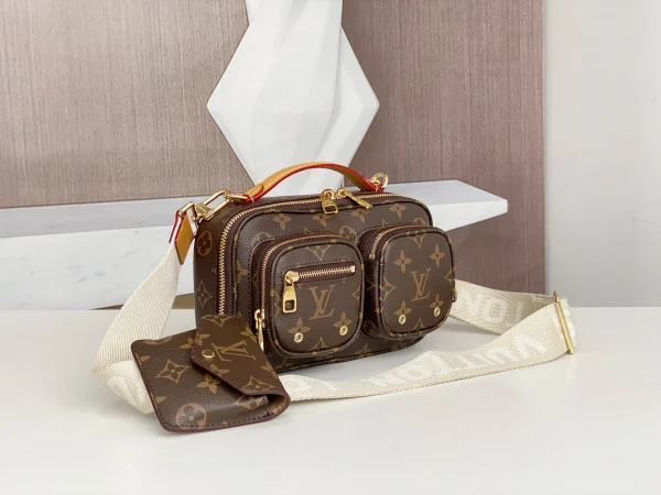 Louis Vuitton Size: 18 x 11 x 10 cm