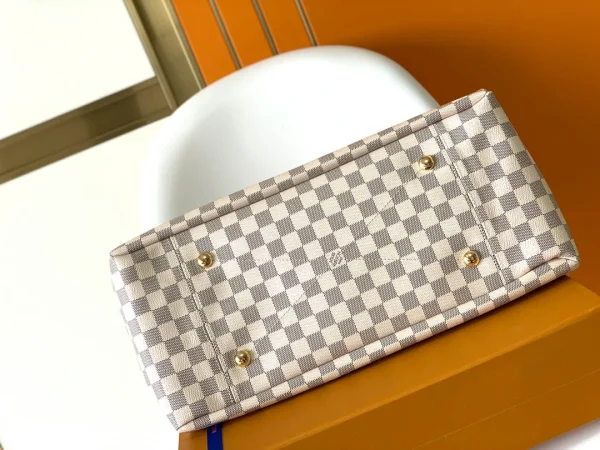 Louis Vuitton Size: 46 x 32 x 24 cm