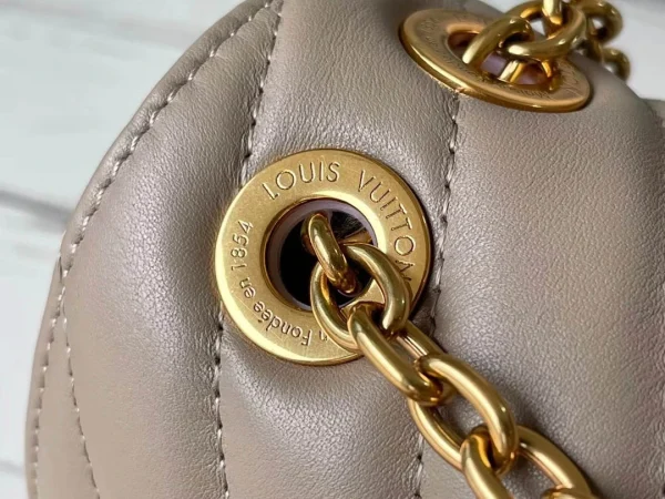 Louis Vuitton Size: 24x14x9cm