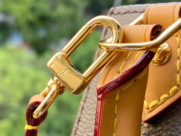 Louis Vuitton Size: 14.0 x 17.0 x 5.0 cm