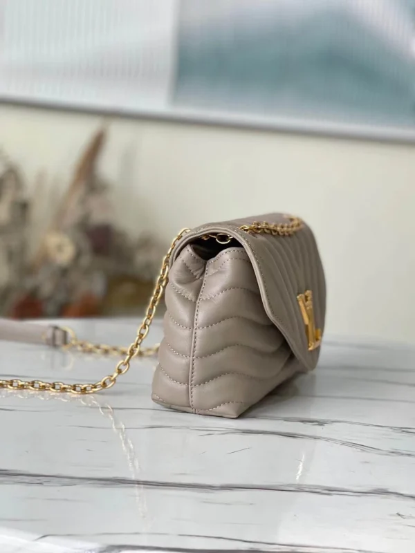 Louis Vuitton Size: 24x14x9cm