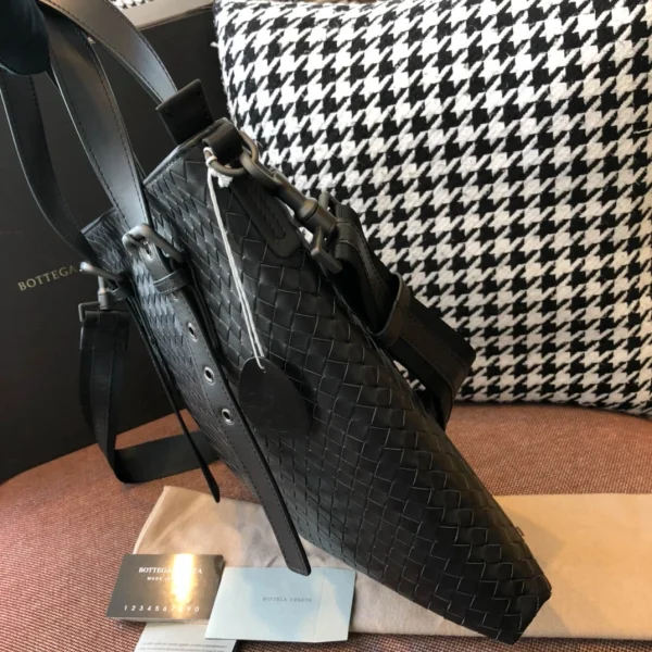 BV Briefcase Size: 30cm Black