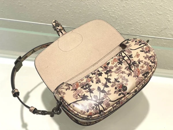 Bobby East-West bag Size 22cmx13x5