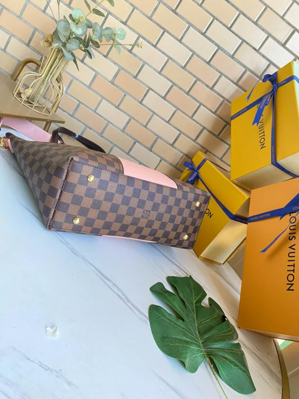 Louis Vuitton Size: 28X28X14cm Pocket 43cm