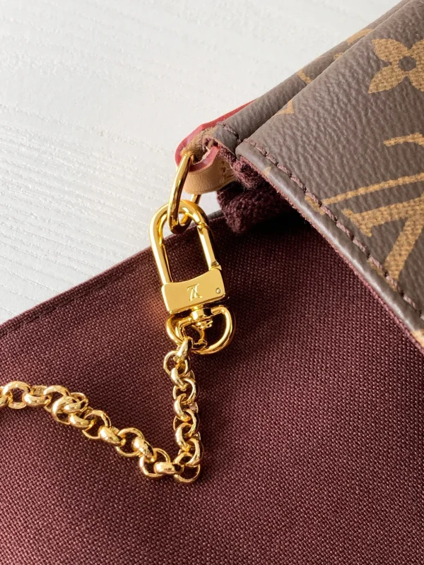 Louis Vuitton Size: 28.0 x 15.0 x 4.0 cm