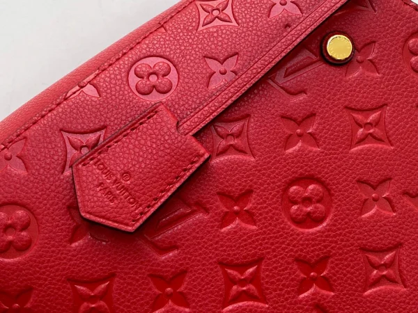 Louis Vuitton size: 33x23x15cm