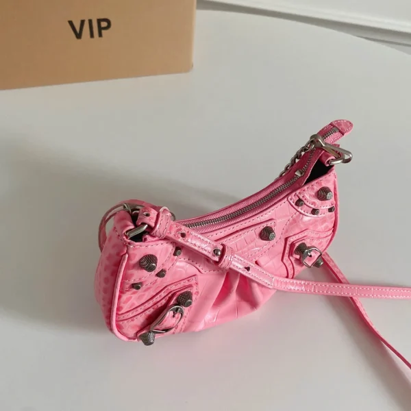 Crossbody bag Size: 20*11*4CM