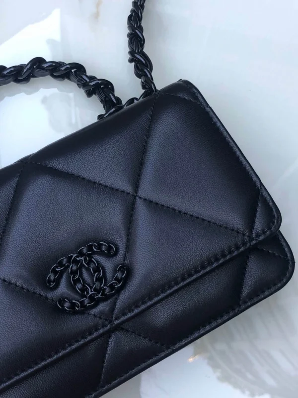 Brand: Chanel Model: 0957 Size: 19cmX11.5cmX7cm