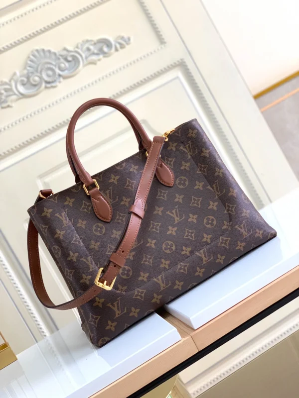 Louis Vuitton Size: 34.0 x 24.0 x 13.0 cm