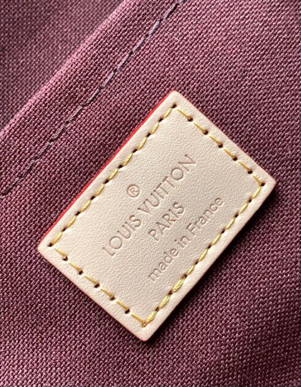 Louis Vuitton Size: 28.0 x 15.0 x 4.0 cm