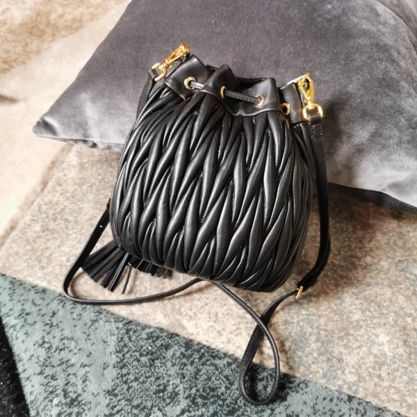 Matelasse metal chain shoulder strap with zipper pocket size: 17 2.5 9 Length: 115cm