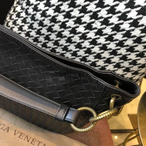 BV Briefcase Size: 33cm Black