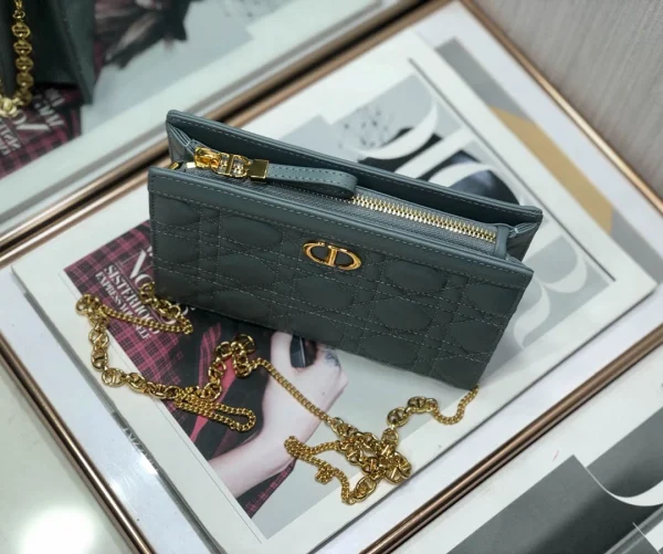 Caro Chain Clutch Size:19x14x3cm