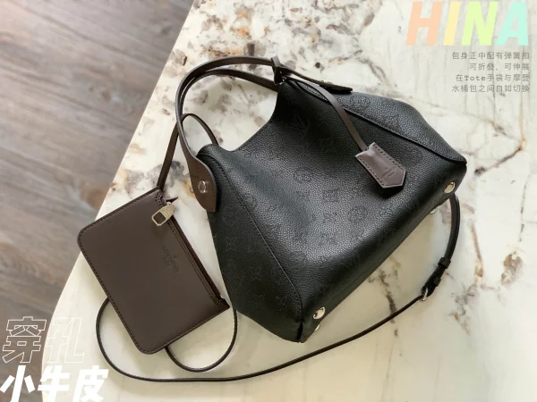 Louis Vuitton Size: 23 x 21 x 13 cm