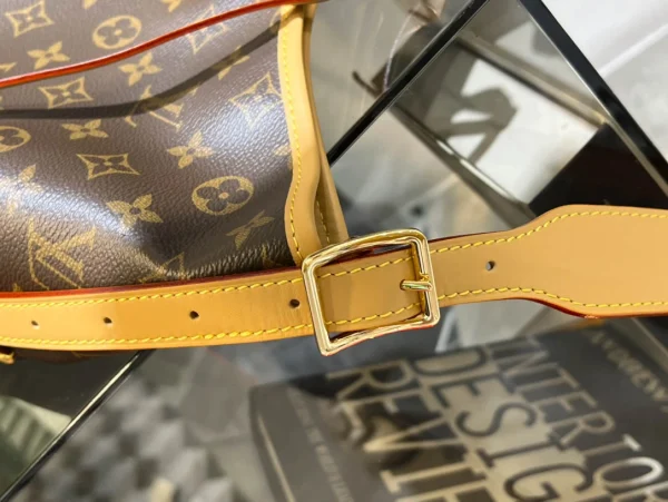 Louis Vuitton size: 29*12*24cm