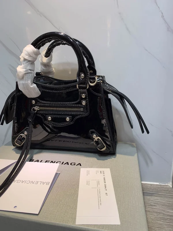 Black Size: 22cm