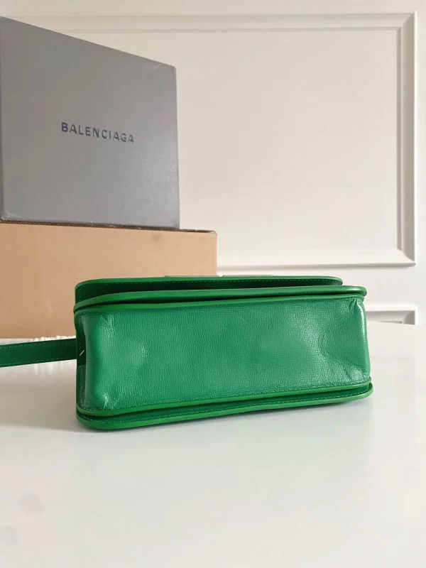Crossbody Size: 23.5x12.4x10.4cm