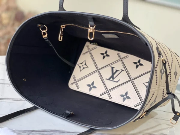 Louis Vuitton Size: 31 x 28 x 14 cm