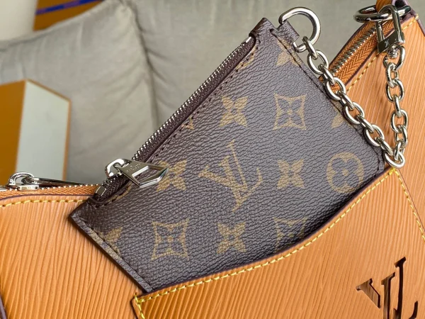 Louis Vuitton Size: 25 x 15 x 8 cm