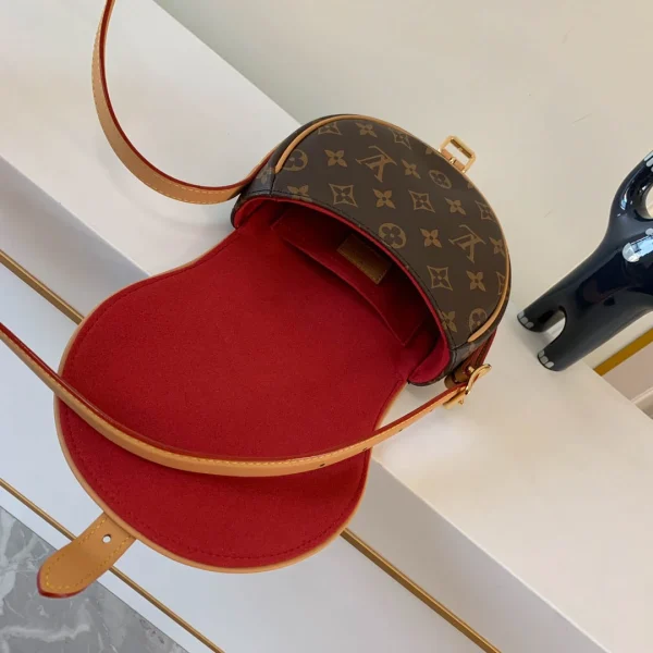 LV Model: M44860 Size 18*15*8cm