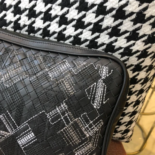 BV Briefcase Size: 37cm Black