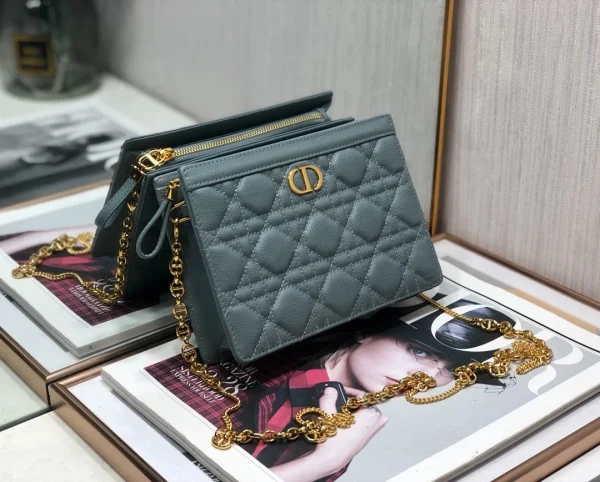 Caro Chain Clutch Size:19x14x3cm