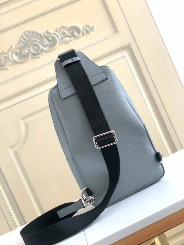 Louis Vuitton Size: 20.0 x 31.0 x 10.0 cm