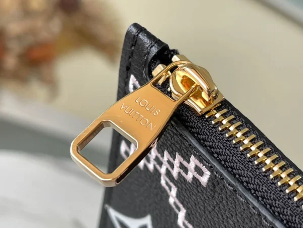 Louis Vuitton Spring Collection Size: 31 x 28 x 14 cm