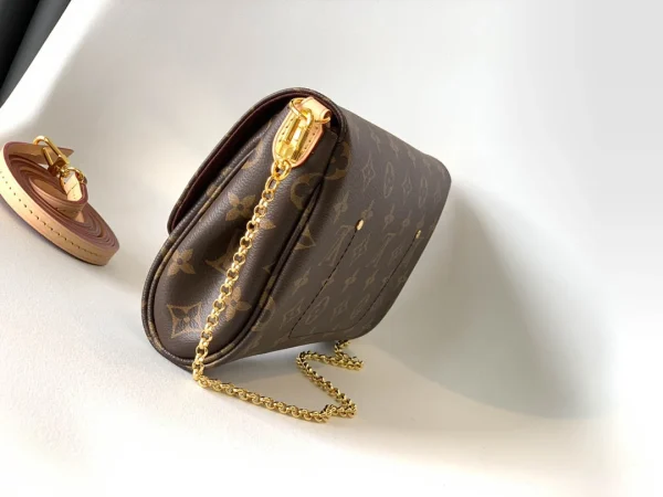 Louis Vuitton Size: 28.0 x 15.0 x 4.0 cm