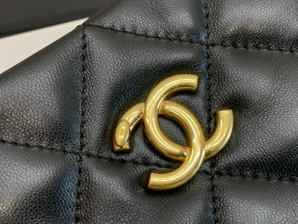 Black Sheepskin Size: 26*30*7*cm