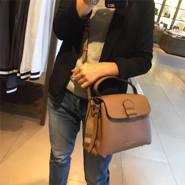 Calfskin bag Size:W25.5*H29*D10cm Code:400123