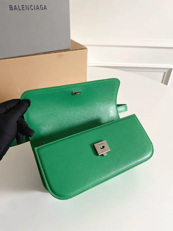 Crossbody Size: 23.5x12.4x10.4cm