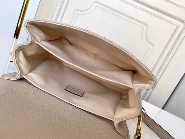 Louis Vuitton size: 25x19x7cm