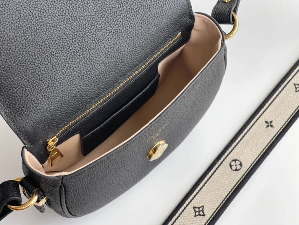 Louis Vuitton Size: 21 x 15 x 6.5 cm