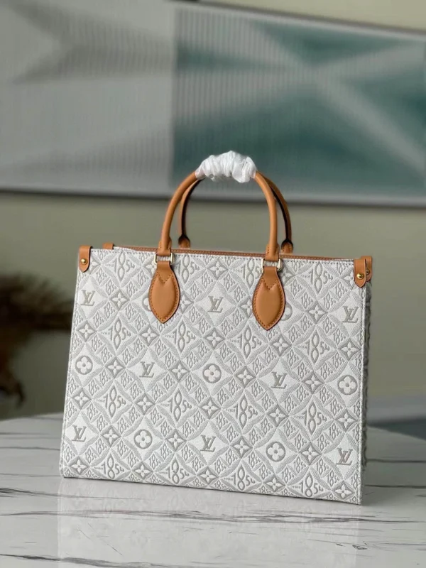 Louis Vuitton Size: 35 x 27 x 14 cm