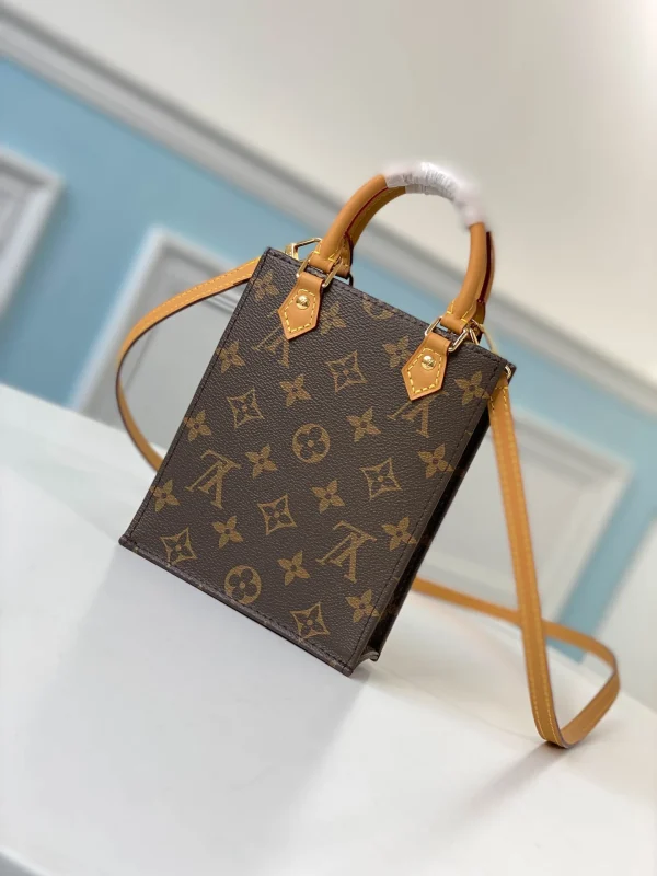 Louis Vuitton Size: 14.0 x 17.0 x 5.0 cm