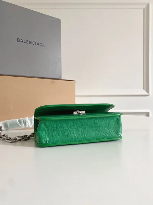 Crossbody bag Size: 19*10*7cm