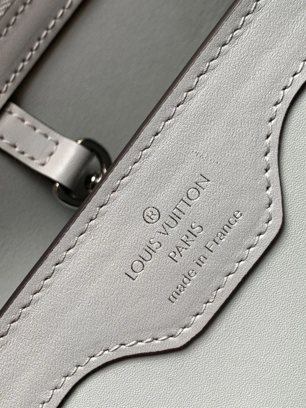 Louis Vuitton Size: 24x14x9cm