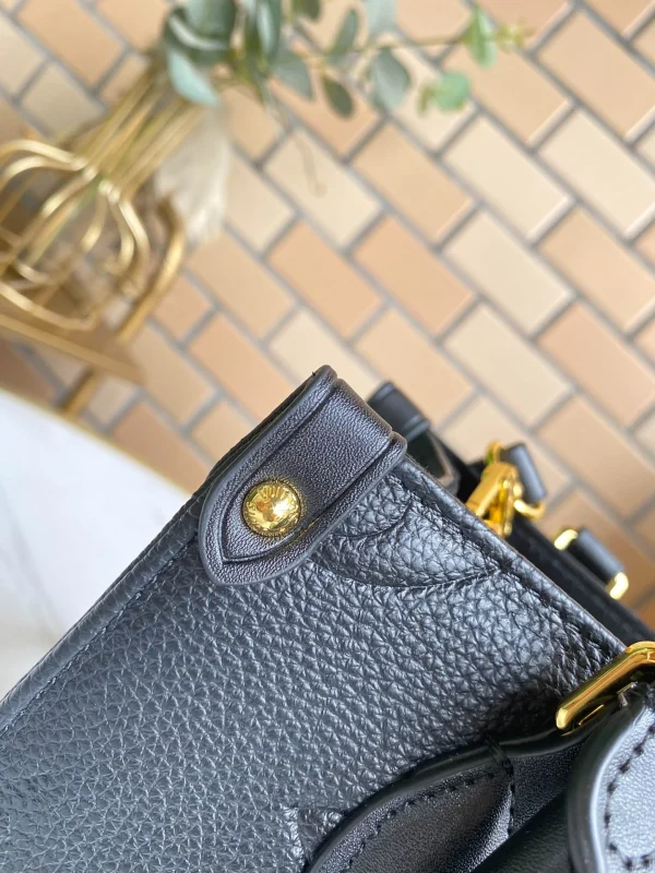 Louis Vuitton Size: 25 x 19 x 11.5 cm