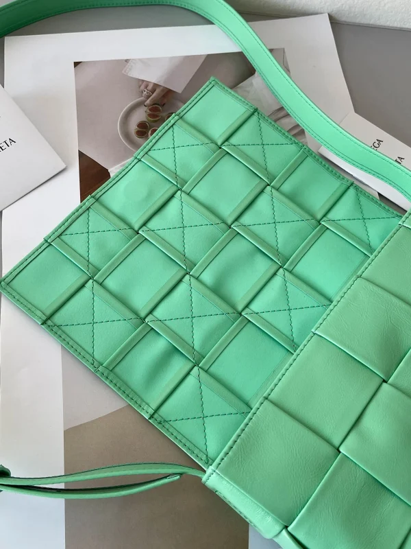 BV Cassette bag Size: 23x15cm 667298 Spring Green