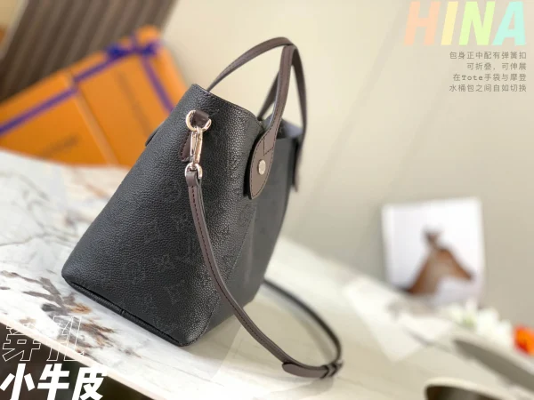 Louis Vuitton Size: 23 x 21 x 13 cm