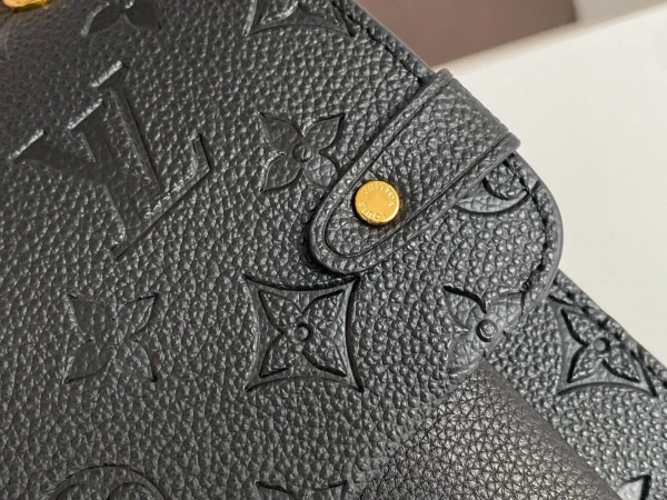 Louis Vuitton Size: 25.0 x 17.0 x 9.5 cm