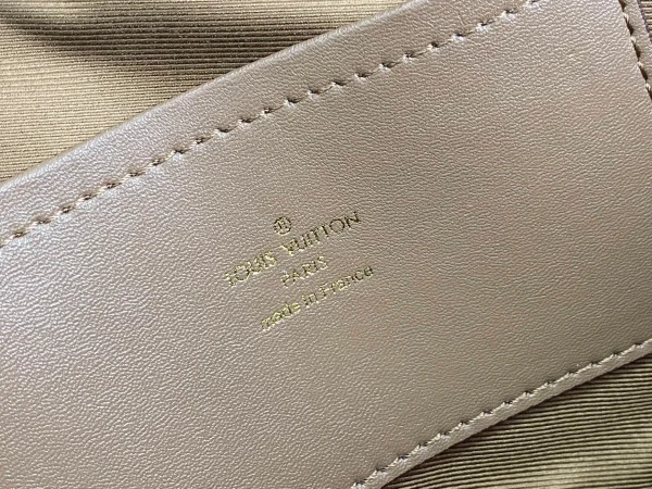 Louis Vuitton Size: 18 x 11 x 10 cm
