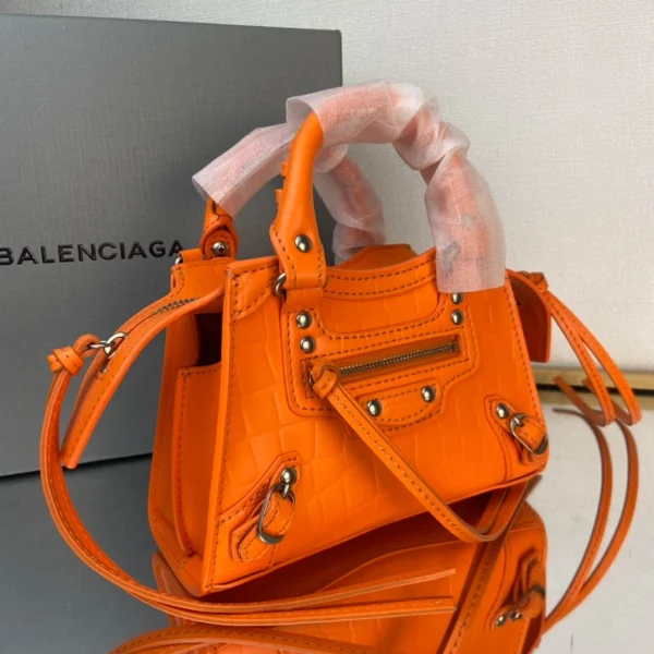 Balenciag Size: 18cm