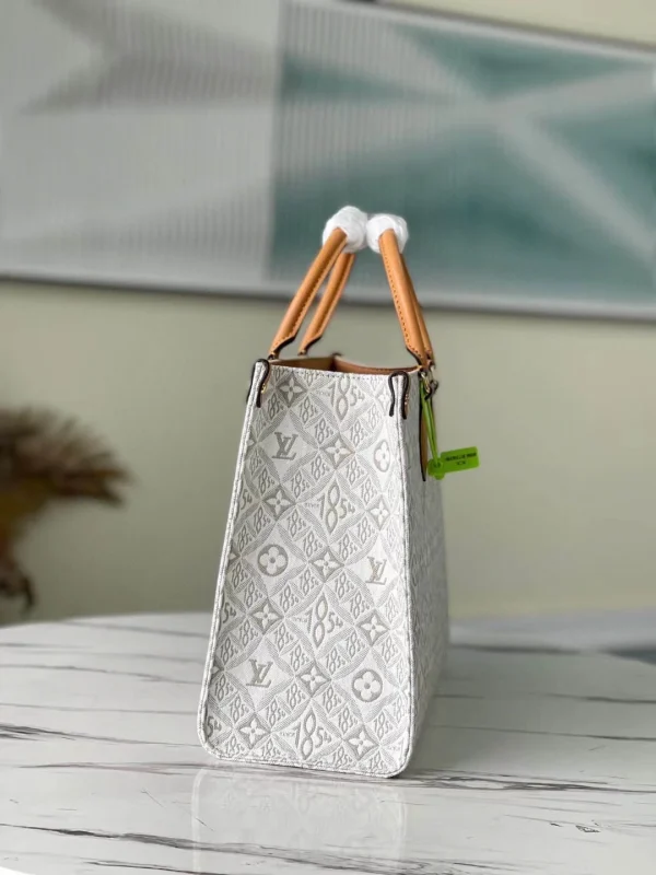 Louis Vuitton Size: 35 x 27 x 14 cm