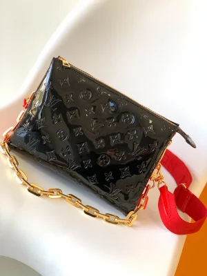Louis Vuitton Size: 26 x 20 x 12 cm