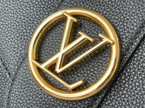 Louis Vuitton Size: 21 x 15 x 6.5 cm
